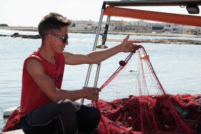 La storia del pugliese Dino, il pi� giovane ''pescatore artigianale'' del Mediterraneo